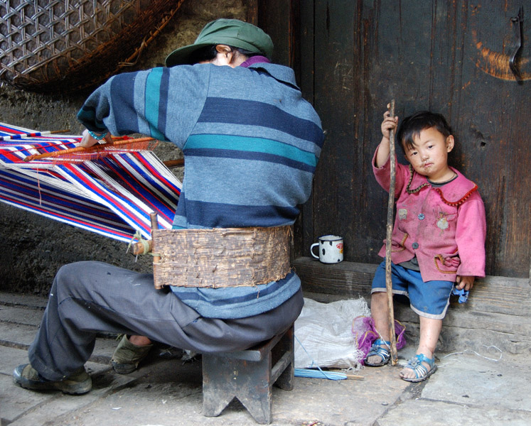 Blanket weaving in Qiunatong, Nujiang, Yunnan. (Photo: Naomi Hellmann)