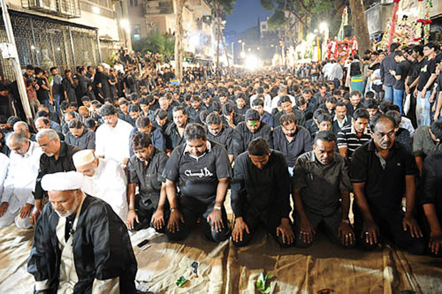 The evening pray before the procession at Spencer Lane, where the procession would begin, Mumbai, December 2009. (Photo: Reza Masoudi Nejad)