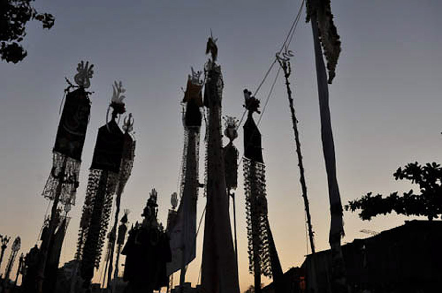 Allams (symbolic flags), the procession of Sham-I Ghariban, afternoon of Ashura day, Mumbai, December 2009. (Photo: Reza Masoudi Nejad)