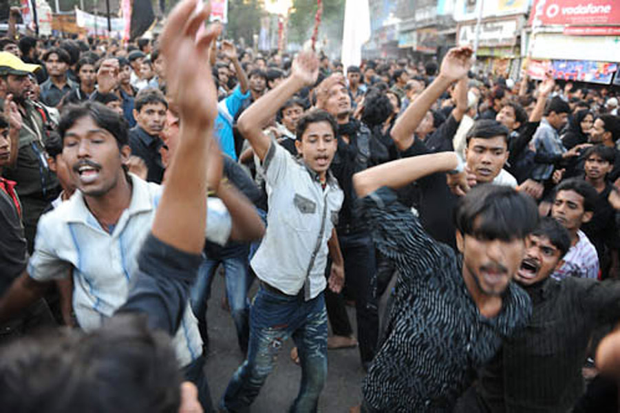 Chest beating through the procession of Sham-i Ghariban, afternoon of Ashura day, Mumbai, December 2009. (Photo: Reza Masoudi Nejad)