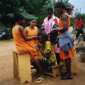 At the hairdresser (Dormaa Ahenkro, Ghana). (Photo: Boris Nieswand)
