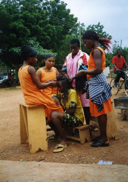 At the hairdresser (Dormaa Ahenkro, Ghana). (Photo: Boris Nieswand)