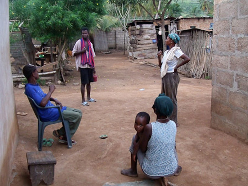 Deaf people chatting on a crossroads between several houses. (Photo: Annelies Kusters)