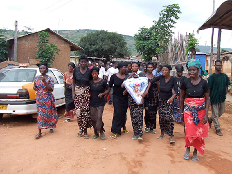 Deaf women carrying a wreath during a deaf man’s funeral. (Photo: Annelies Kusters)