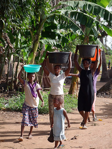 Deaf women returning from the water pump. (Photo: Annelies Kusters)