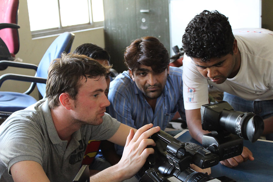 Jorn (Visual Box) explaining potential deaf cameramen how to use the Sony PMW EX3. (Photo: Annelies Kusters)
