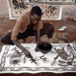 Local_painter_Korhogo_Co_te_d_Ivoire_._Photo_Boris_Nieswand
