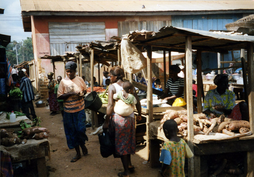 Market (Dormaa Ahenkro, Ghana). (Photo: Boris Nieswand)