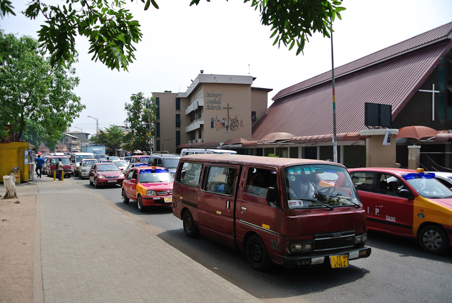 Morning traffic in Accra. (Photo: Elena Gadjanova)