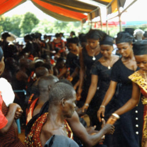 Ritual greeting at a funeral (Dormaa Ahenkro, Ghana). (Photo: Boris Nieswand)