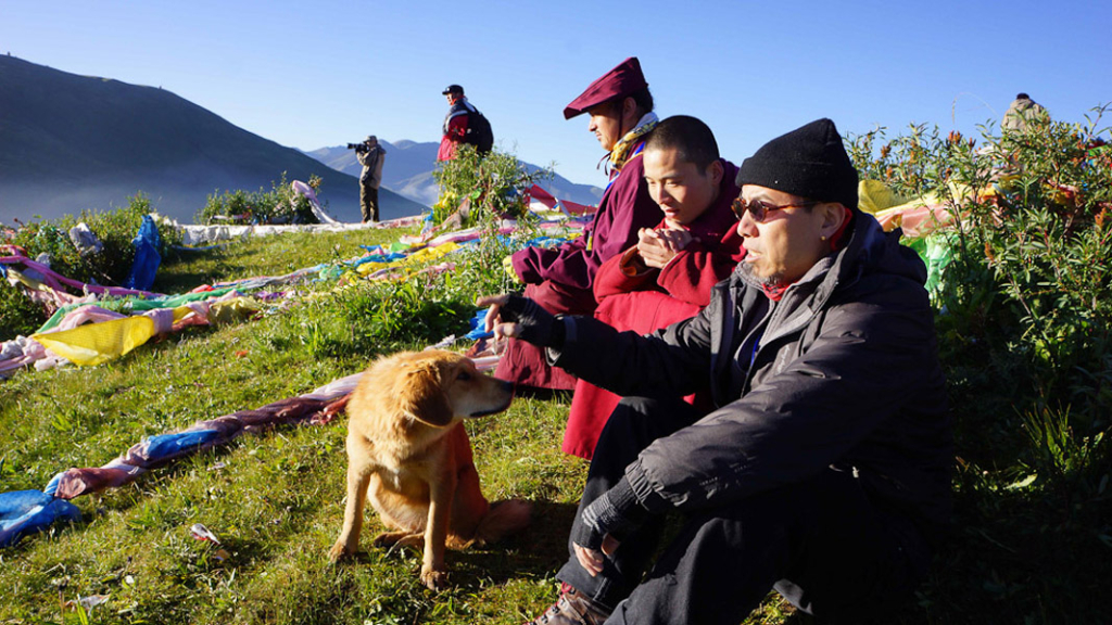 Taking a break from a landscape study with monks in a Tibetan location. (Photo: Dan Smyer Yu)