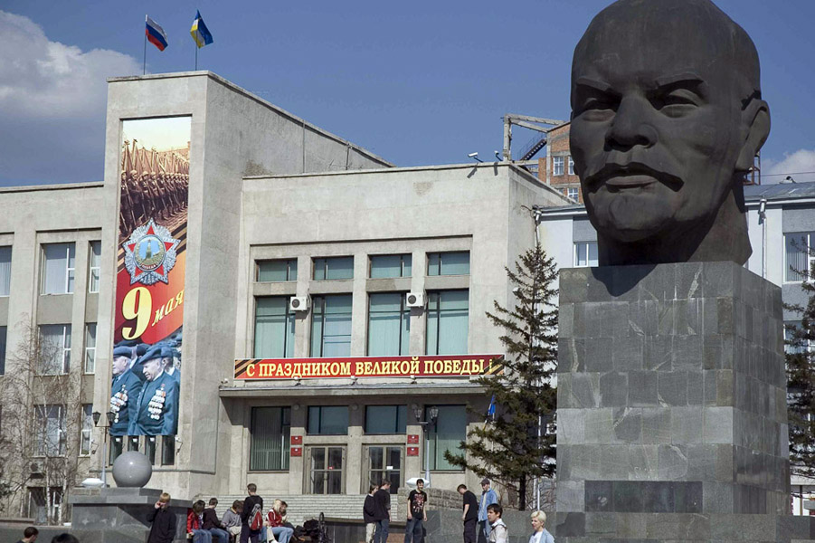 The Lenin monument in Soviet Square on the 60th anniversary of Vic tory Day, 2005. Ulan-Ude. (Photo: Justine Buck Quijada)