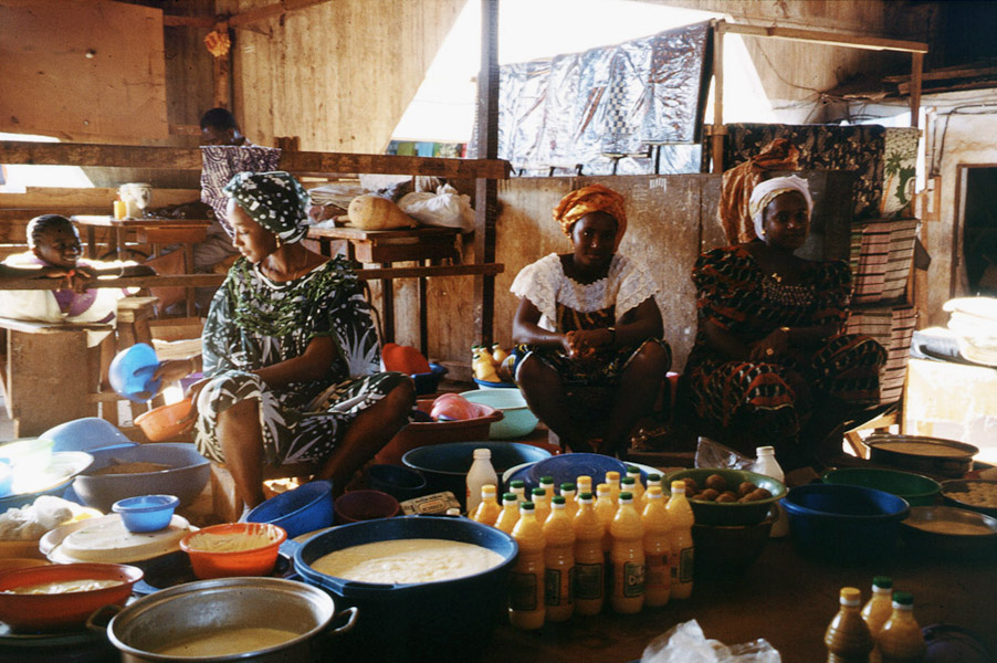 Young urban Fulani women selling milk products (Central Market, Korhogo, Côte d’Ivoire). (Photo: Boris Nieswand)