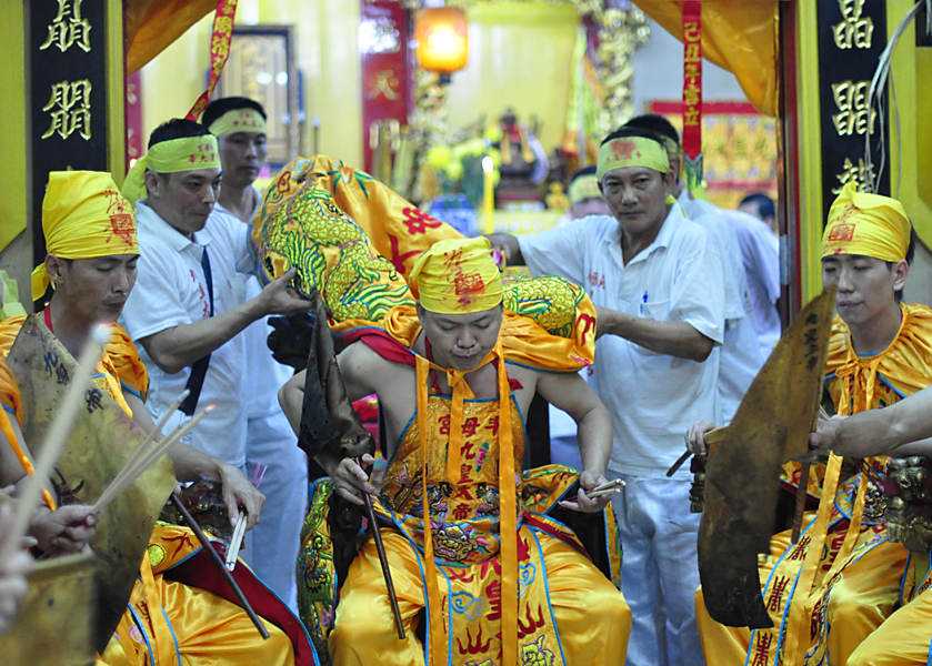 Singapore – Nine Emperor God Festival. Spirit medium channelling the 1st Emperor God. (Photo: Fabian Graham)