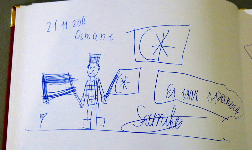 Children's drawing in the guestbook at the Heeresgeschichtliche Museum. (Photo: Annika Kirbis)