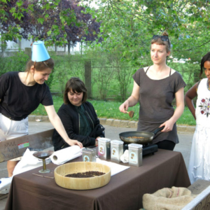 Participants of the city walk „Geschichte einer Gasse“ ('history of an alley') on coffee in Vienna organised by the festival Soho in Ottakring 2016 standing in front of the Julius Meinl company. Participants roasting coffee at the end of the city walk in a park next to the Julius Meinl company. (Photo: Annika Kirbis)