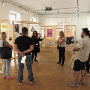 Visitors of the museum exhibition “Unter fremdem Himmel” ('Under a foreign sky') by the association Jukus at Volkskundemuseum Wien on the occasion of the 50th anniversary of the recruitment agreement between Austria and former Yugoslavia. (Photo: Annika Kirbis)