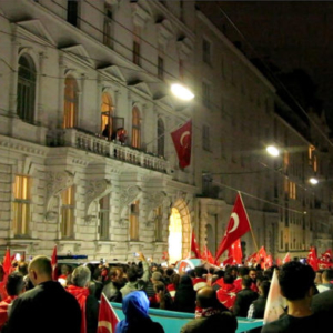 Erdoğan supporters in front of the Turkish embassy on 15 to 16 July 2016 in the night of the attempted coup in Turkey. Across the embassy the Belvedere is located, which was built for Prince Eugene of Savoy, who gained military acclaim in the relief force during the Second Siege. (Photo: Annika Kirbis)