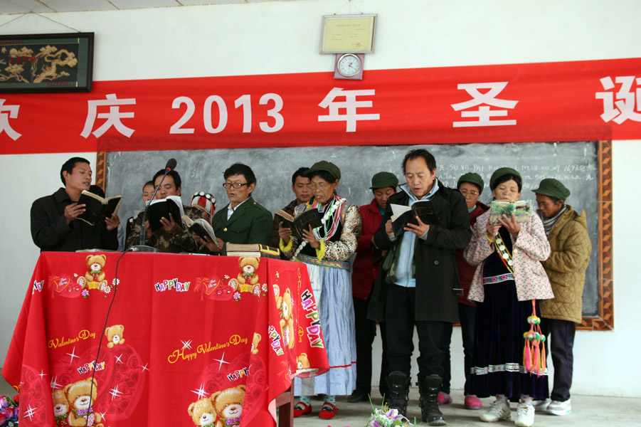 Choir singing in the Christmas celebration, Lazao Church, Gongshan County, 23 December 2013. (Photo: Ying Diao)