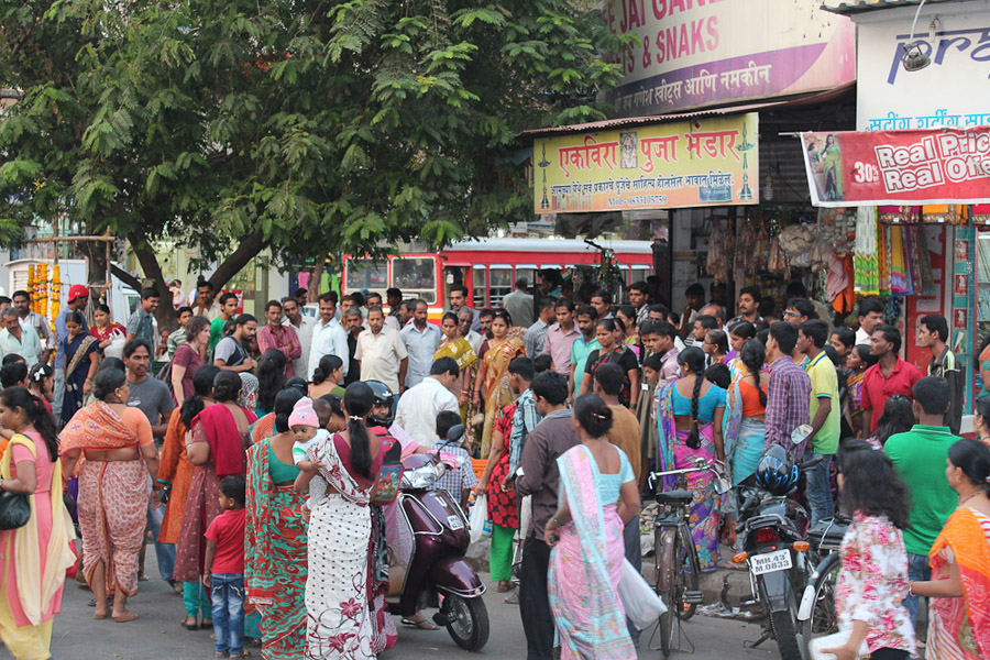 A lot of onlookers when we were shooting in this area of Mumbai. (Photo: Annelies Kusters)