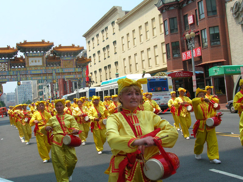 Chinatown, DC, July 2006, Falun Gong Cultural Parade. (Photo: Weishan Huang)