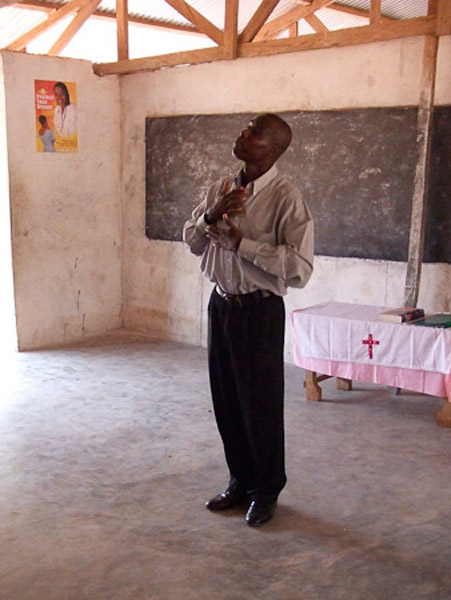 Deaf priest from Accra who organizes weekly church services. (Photo: Annelies Kusters)