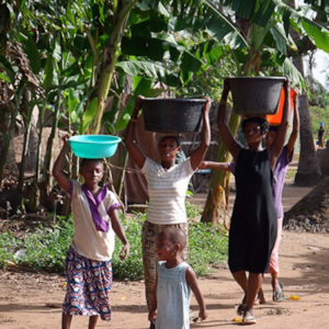 Deaf women returning from the water pump. (Photo: Annelies Kusters)