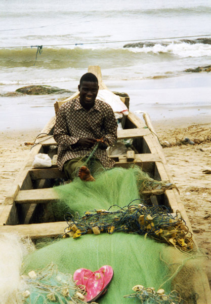 Fisherman repairing his net (Winneba, Ghana). (Photo: Boris Nieswand)