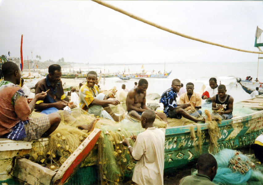 Fishermen reparairing their nets (Winneba, Ghana). (Photo: Boris Nieswand)