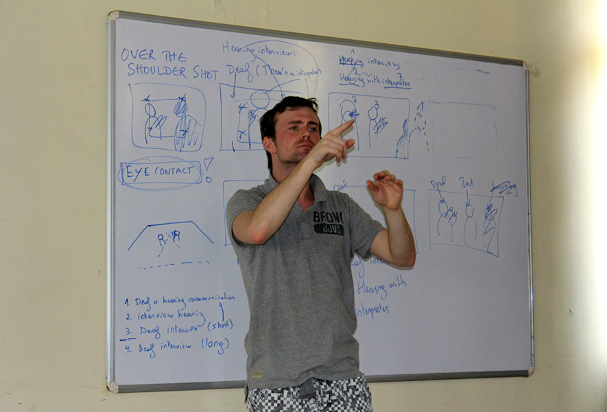 Jorn Rijckaert (Visual Box) explaining how to frame different kinds of interviews. (Photo: Annelies Kusters)