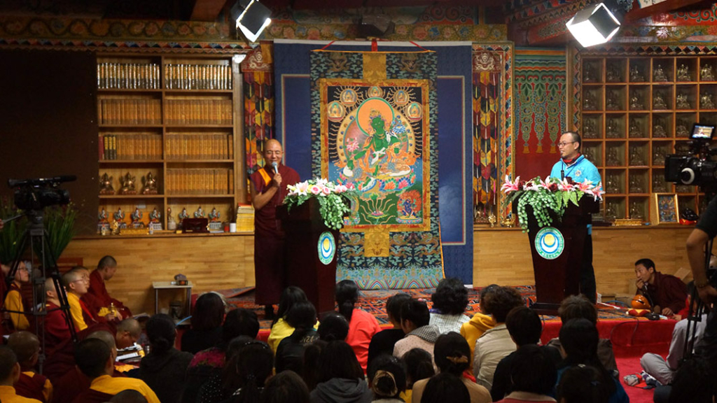 Khenpo Sodargye co-lectures and dialogues with Dan Smyer Yu (MPI) at Larung Gar Buddhist Academy, Summer 2013. (Photo: Dan Smyer Yu)