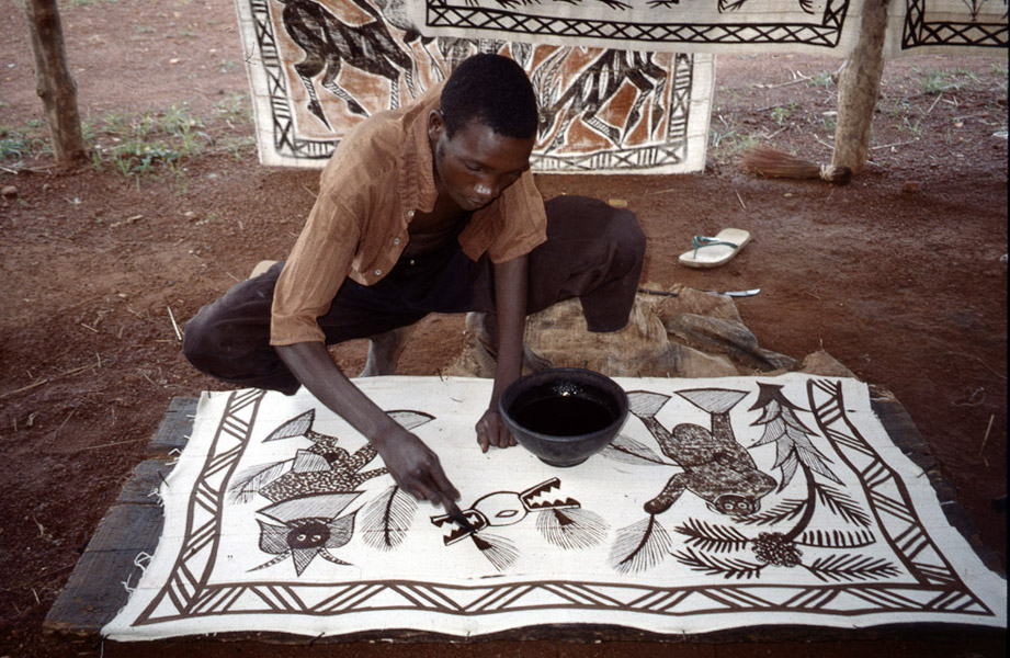 Local painter (Korhogo, Côte d’Ivoire). (Photo: Boris Nieswand)