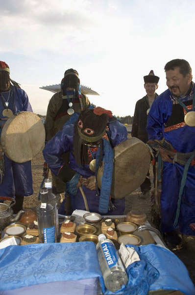 Members of the Local Shaman’s Organization Tengeri preparing an altar during a tailgan ceremony. Verkhne Beriozovke, September 2005. (Photo: Justine Buck Quijada)