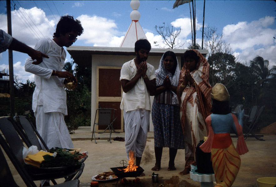 Family puja (ritual offerings). (Photo: Steven Vertovec)