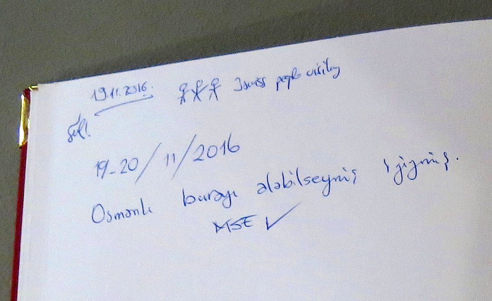 Guestbook entry in Turkish at the Heeresgeschichtliche Museum: “Osmanlı burayı alabilseymiş iyimiş” (It would have been good had the Ottomans been able to conquer this place). (Photo: Annika Kirbis)