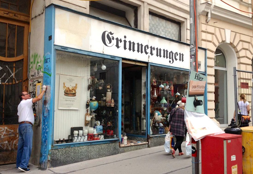 Cultivating memories? A man cleaning the façade of the antique shop “Erinnerungen” ('Memories'). (Photo: Annika Kirbis)