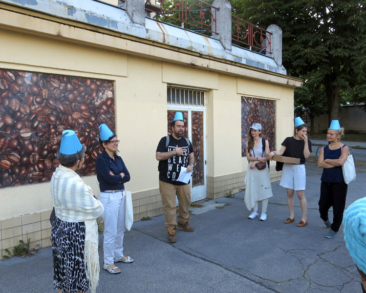 Participants of the city walk „Geschichte einer Gasse“ ('history of an alley') on coffee in Vienna organised by the festival Soho in Ottakring 2016 standing in front of the Julius Meinl company. (Photo: Annika Kirbis)
