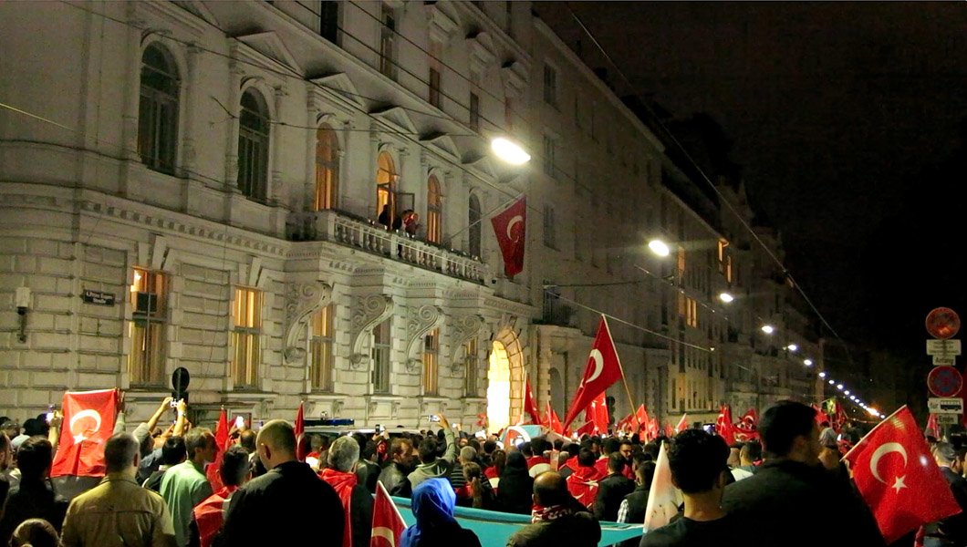 Erdoğan supporters in front of the Turkish embassy on 15 to 16 July 2016 in the night of the attempted coup in Turkey. Across the embassy the Belvedere is located, which was built for Prince Eugene of Savoy, who gained military acclaim in the relief force during the Second Siege. (Photo: Annika Kirbis)
