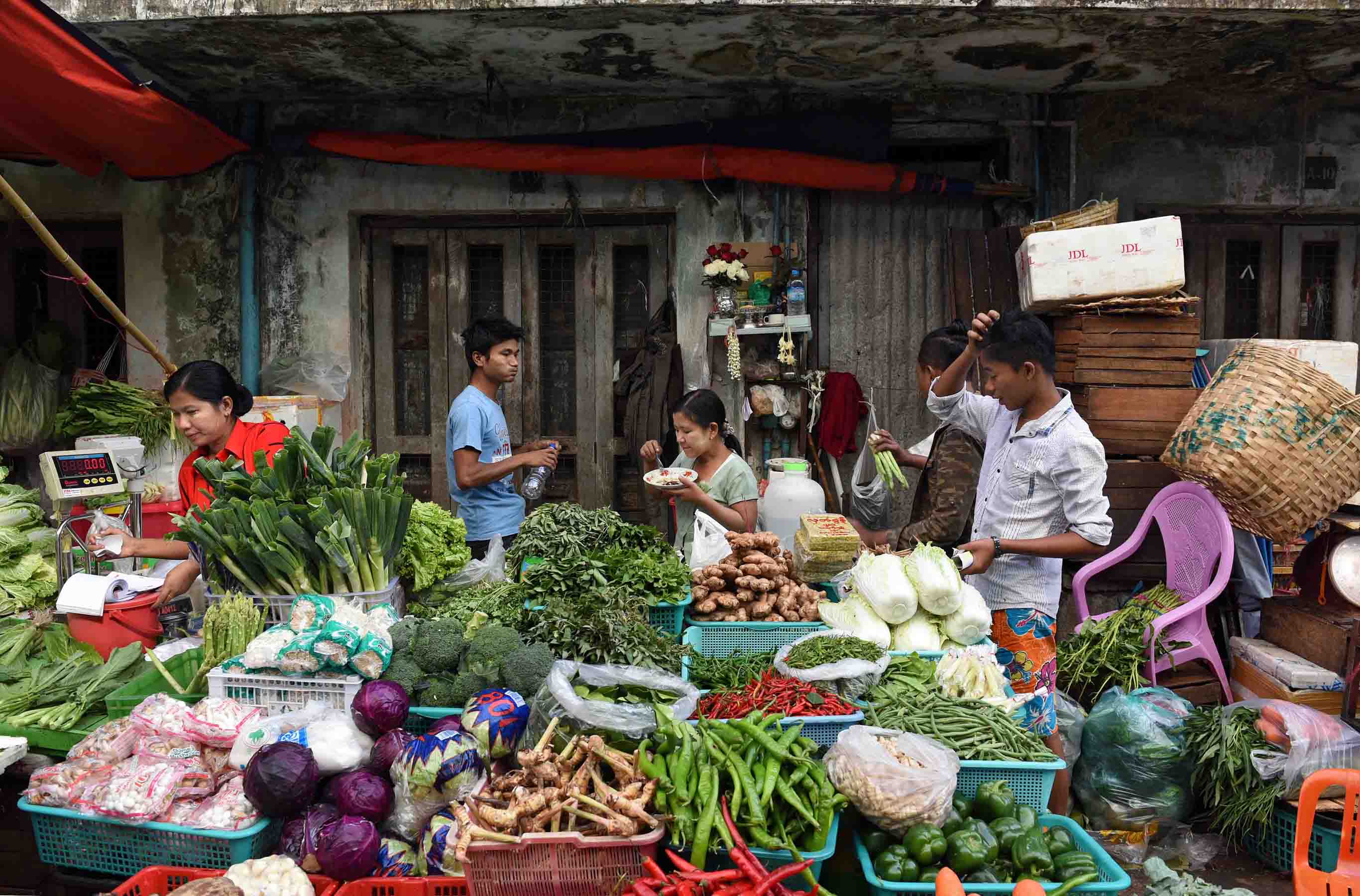 A market stall with fresh vegetables. (Photo: Naomi Hellmann)